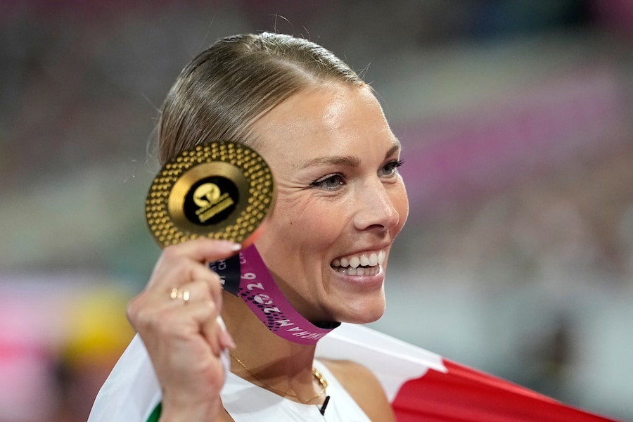 Dariya Derkach posa dopo aver vinto la medaglia d'oro nella finale del salto triplo femminile. (APS)