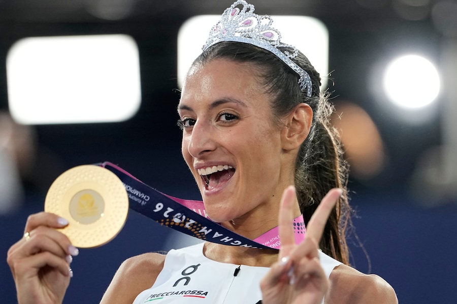 Nadia Battocletti posa dopo aver vinto la medaglia d'oro nella finale dei 10.000 metri femminili. (APS)