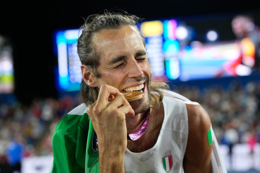 Gianmarco Tamberi posa dopo aver vinto la medaglia d'oro nella finale del salto in alto maschile. (APS)