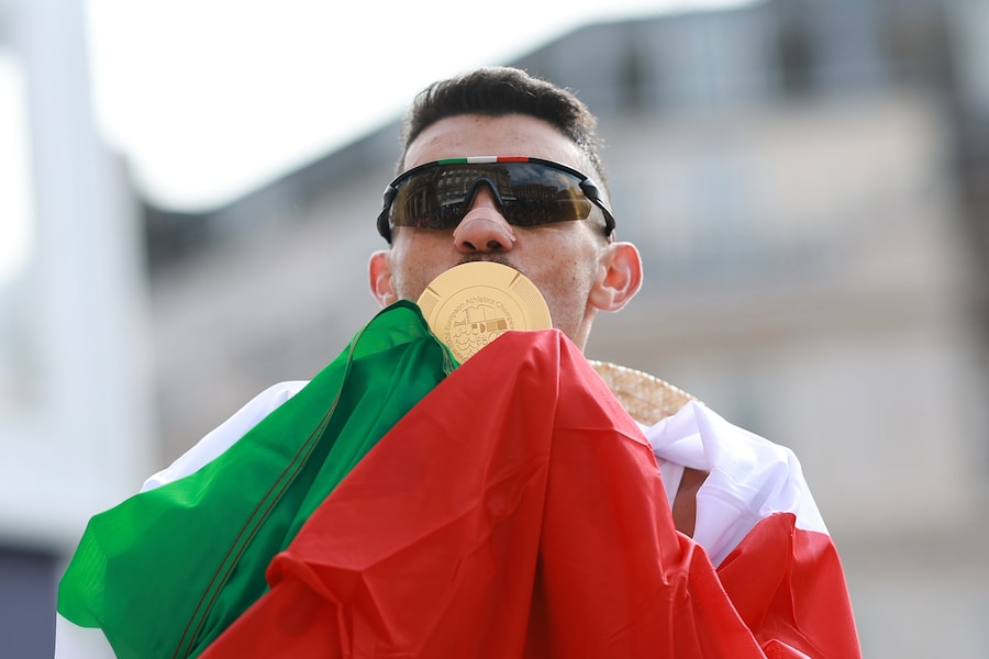 Massimo Stano bacia la sua medaglia d'oro dopo aver vinto la maratona di marcia maschile. (APS)