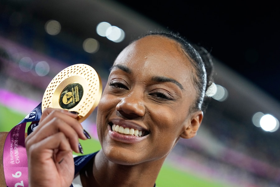 Larissa Iapichino posa dopo aver vinto la medaglia d'oro nella finale del salto in lungo femminile ai Campionati europei di atletica leggera a Birmingham, in Inghilterra. (APS)
