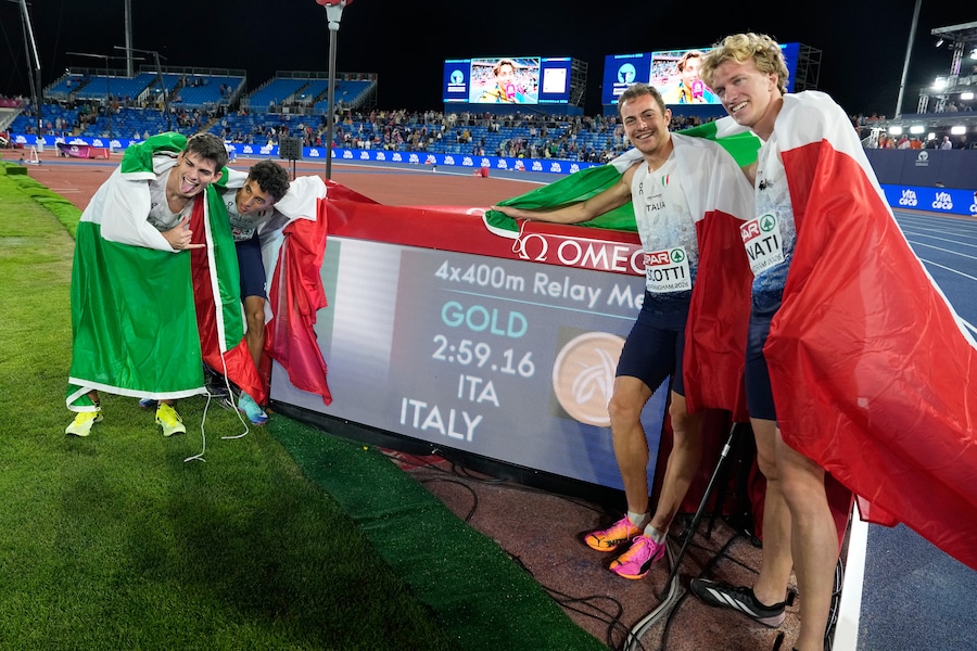Lorenzo Benati, Edoardo Scotti, Luca Sito e Mohamed Soudassi posano dopo aver conquistato la medaglia d’oro nella finale della staffetta 4 x 400 metri maschile. (APS)