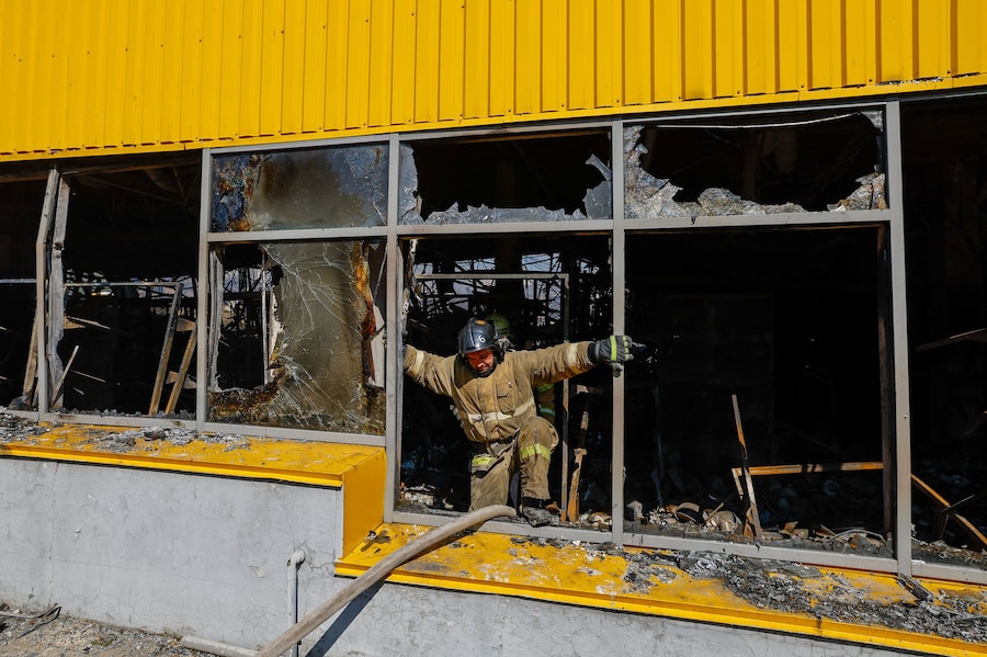 Un vigile del fuoco è al lavoro in un ipermercato distrutto da un incendio a seguito di un attacco con droni ucraini avvenuto durante la notte, nel corso del conflitto tra Russia e Ucraina a Donetsk, città ucraina sotto il controllo russo. (REUTERS)