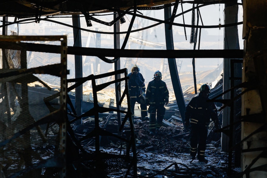 I vigili del fuoco intervengono presso un ipermercato completamente distrutto da un incendio in seguito a un attacco con droni ucraini avvenuto durante la notte, nel corso del conflitto tra Russia e Ucraina a Donetsk, città ucraina sotto il controllo russo. (REUTERS)