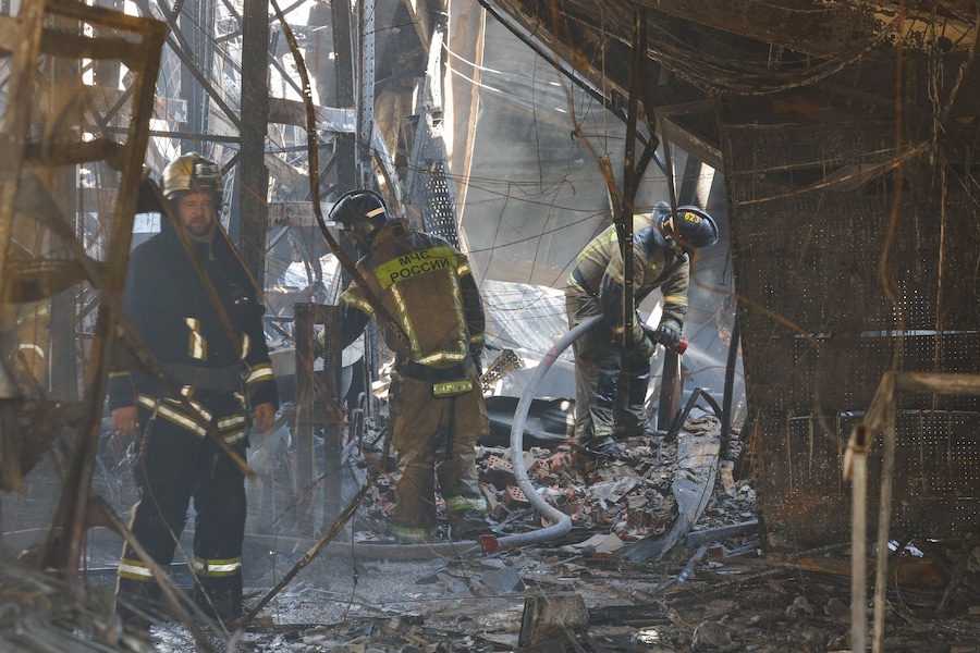 I vigili del fuoco intervengono presso un ipermercato completamente distrutto da un incendio in seguito a un attacco con droni ucraini avvenuto durante la notte, nel corso del conflitto tra Russia e Ucraina a Donetsk, città ucraina sotto il controllo russo. (REUTERS)