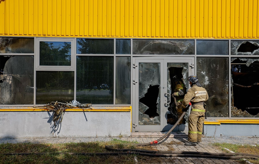 Un vigile del fuoco è al lavoro in un ipermercato distrutto da un incendio a seguito di un attacco con droni ucraini avvenuto durante la notte, nel corso del conflitto tra Russia e Ucraina a Donetsk, città ucraina sotto il controllo russo. (REUTERS)