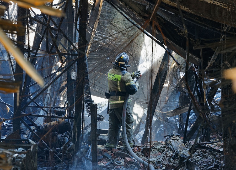 Un vigile del fuoco è al lavoro in un ipermercato distrutto da un incendio a seguito di un attacco sferrato durante la notte da un drone ucraino, nel corso del conflitto tra Russia e Ucraina a Donetsk, città ucraina sotto il controllo russo. (REUTERS)