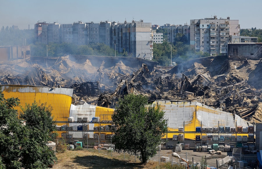 Ipermercato distrutto da un incendio in seguito a un attacco notturno sferrato da un drone ucraino, nel corso del conflitto tra Russia e Ucraina a Donetsk, città ucraina sotto il controllo russo. (REUTERS)