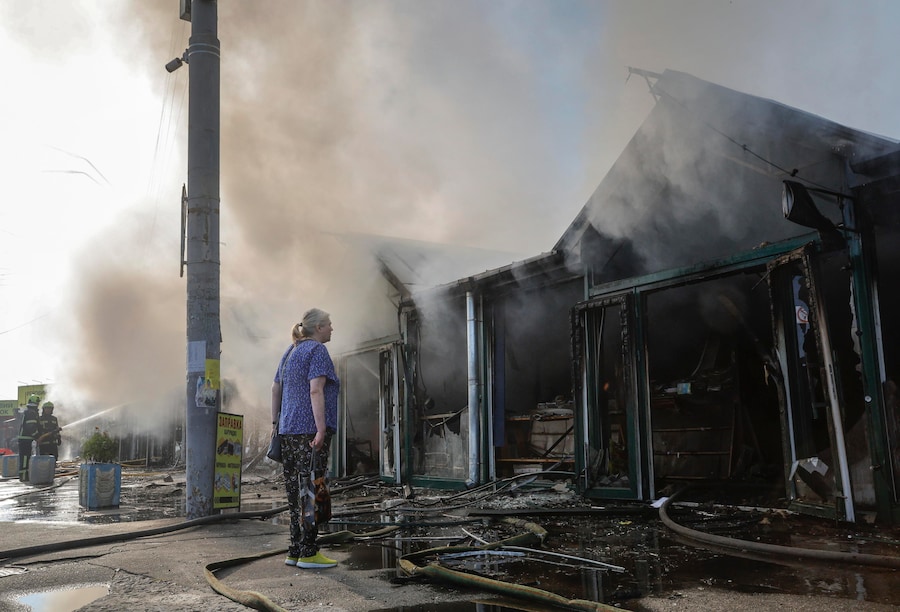 La popolazione locale reagisce sul luogo di un attacco russo sferrato durante la notte contro un mercato dei libri a Kiev, in Ucraina, il 16 agosto 2026, nel contesto dell’invasione russa. Secondo il Servizio statale di emergenza ucraino (SES), almeno tre persone sono rimaste ferite in seguito a un attacco notturno con missili balistici russi su Kiev. (EPA)