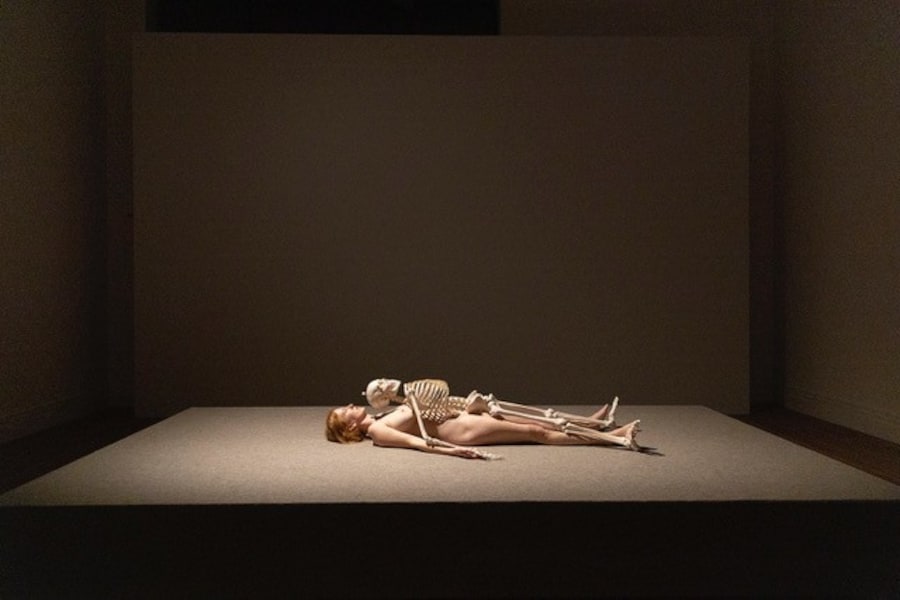 Nude with Skeleton, documentazione di una performance © Marina Abramović, Courtesy of the Marina Abramović Archives / Gropius Bau, photo: Rosa Merk