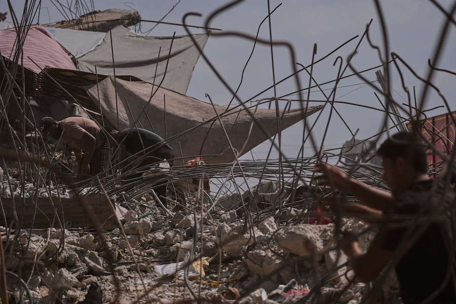 I palestinesi recuperano il ferro dalle macerie degli edifici distrutti dai raid aerei israeliani durante la guerra con Hamas, lo riparano e lo riciclano per l’edilizia, per costruire tende o per venderlo, nella città di Gaza. (Foto AP/Jehad Alshrafi/Associated Press/ LaPresse/APN)