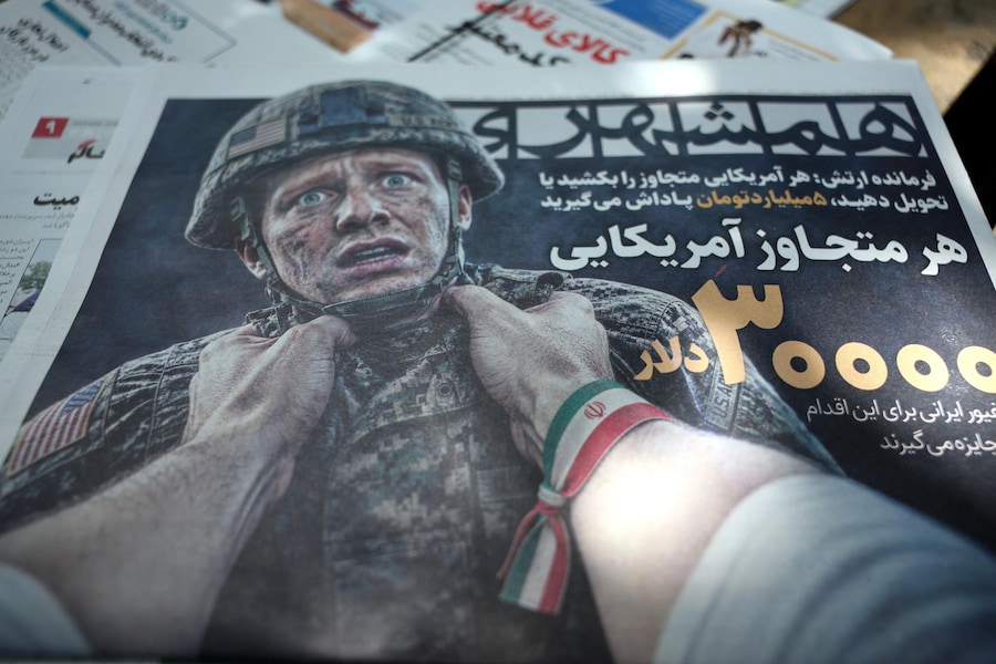 Una copia del quotidiano iraniano “Hamshahri”, su cui è raffigurato un soldato statunitense e in cui si legge in persiano il titolo “30.000 dollari a chiunque uccida o catturi un soldato statunitense”, è esposta fuori da un’edicola a Teheran. Il capo dell’esercito iraniano Amir Hatami ha annunciato una taglia di 30.000 dollari USA per l’uccisione o la cattura di personale militare statunitense, offrendo il doppio della ricompensa alle donne iraniane che compiano tale azione, secondo quanto riportato dai media statali iraniani. (EPA/Abedin Taherkenareh)