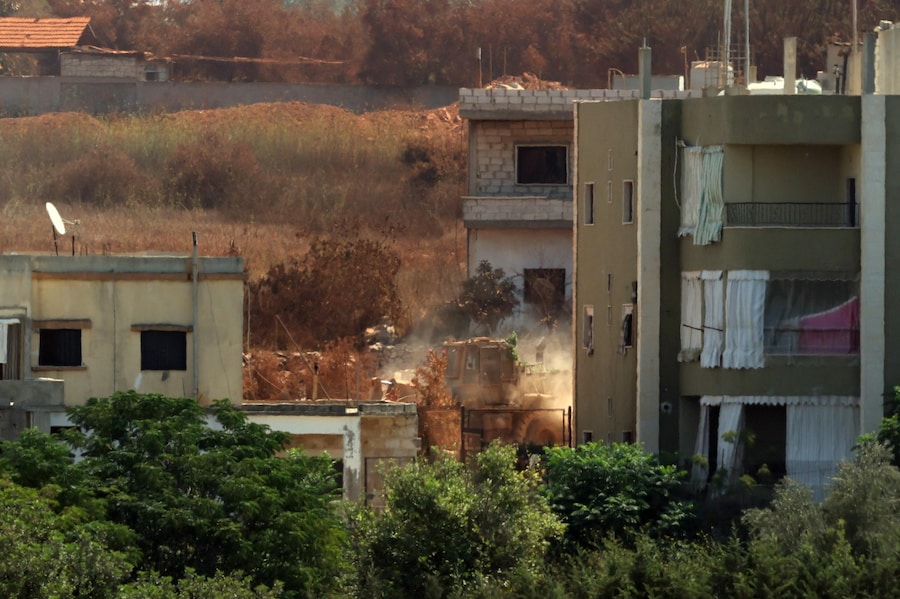 Un bulldozer dell’esercito israeliano opera nel villaggio di Zawtar al-Sharqiyah, visto dal villaggio di Zawtar al-Gharbiya, nel sud del Libano. Zawtar al-Gharbiya è una delle zone pilota designate nell’ambito dell’accordo di cessate il fuoco tra Libano e Israele, da cui le forze israeliane si sono ritirate. (EPA/Wael Hamzeh)