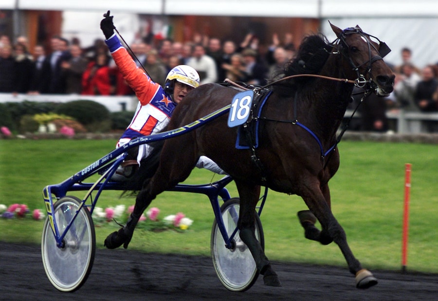 Il fantino italiano Gianpolo Minnucci e il cavallo italiano Varenne sfrecciano verso il traguardo conquistando il secondo Prix d'Amérique consecutivo per Minnucci, all'ippodromo di Vincennes, alle porte di Parigi, il 27 gennaio 2002 (Reuters)