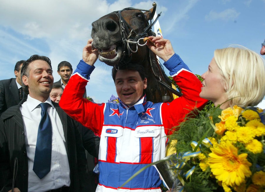 Stoccolma 26 05 2002 Elitloppet Ippica gara di trotto nella foto il cavallo Varenne con il driver fantino Minnucci Giampaolo mentre festeggiano la vittoria (Italy Photo Press)