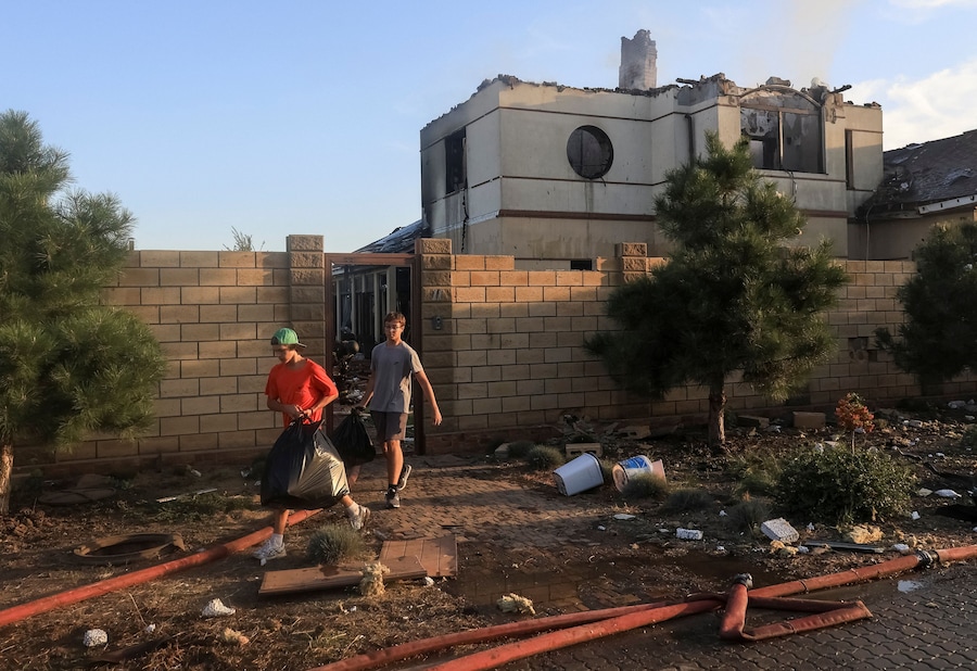 I residenti raccolgono oggetti da un'abitazione privata danneggiata durante un attacco russo con missili e droni, nel contesto dell'offensiva russa contro l'Ucraina, nella città di Chornomorsk, nella regione di Odessa,. (REUTERS)