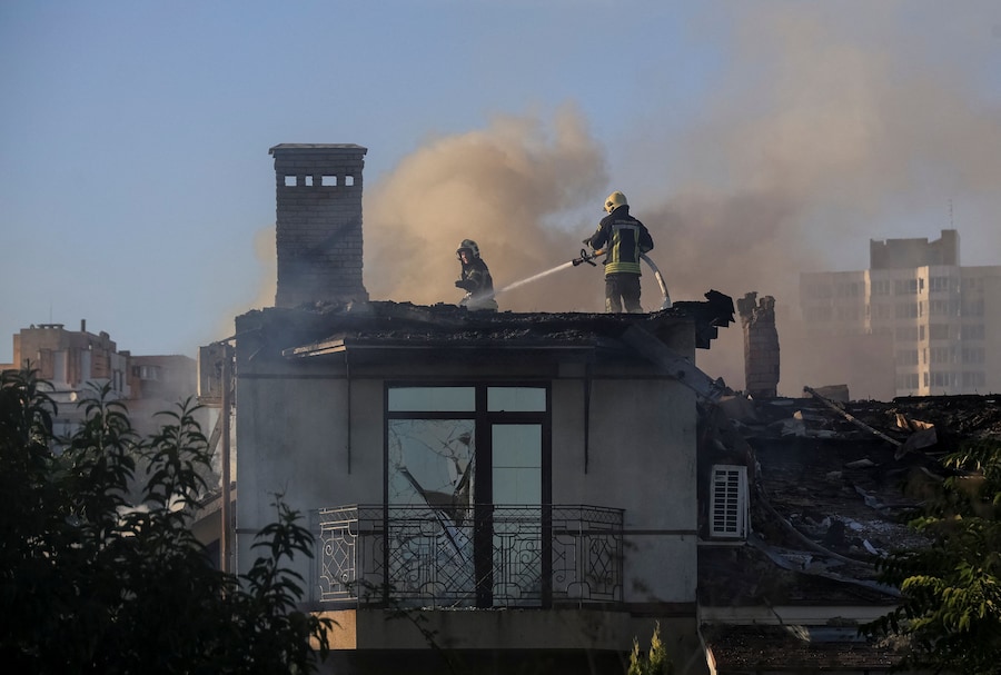 I vigili del fuoco intervengono sul luogo di un'abitazione privata danneggiata durante un attacco sferrato dalla Russia con missili e droni, nell'ambito dell'offensiva russa contro l'Ucraina, nella città di Chornomorsk, nella regione di Odessa, in Ucraina. (REUTERS)
