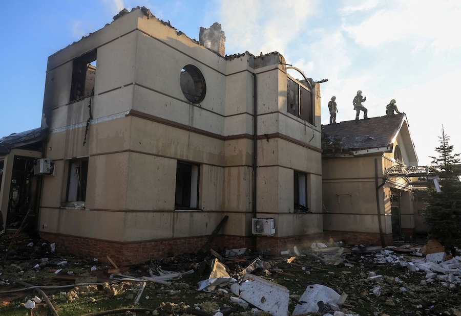 I vigili del fuoco intervengono sul luogo di un'abitazione privata danneggiata durante un attacco con missili e droni russi, nel contesto dell'offensiva russa contro l'Ucraina, nella città di Chornomorsk, nella regione di Odessa. (REUTERS)