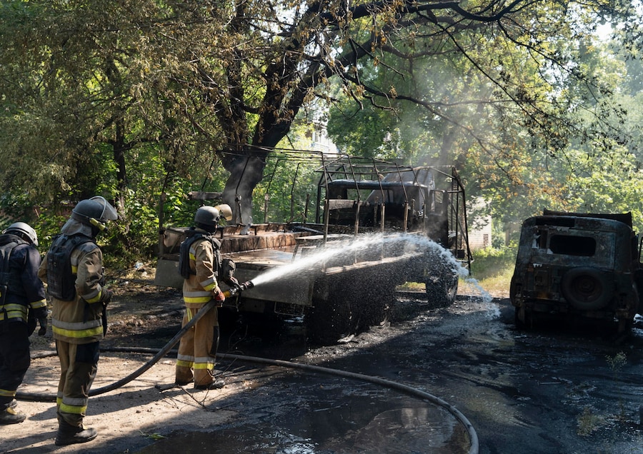 I soccorritori ucraini operano sul luogo di un recente attacco sferrato da un drone FPV russo dotato di fibra ottica, che ha provocato l’incendio di due automobili a Sloviansk, nella regione di Donetsk. (EPA)