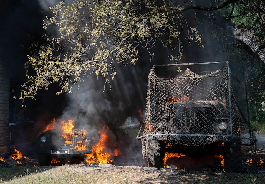Il luogo di un recente attacco sferrato da un drone FPV russo dotato di fibra ottica, che ha provocato l’incendio di due auto a Sloviansk, nella regione di Donetsk, in Ucraina. (EPA)