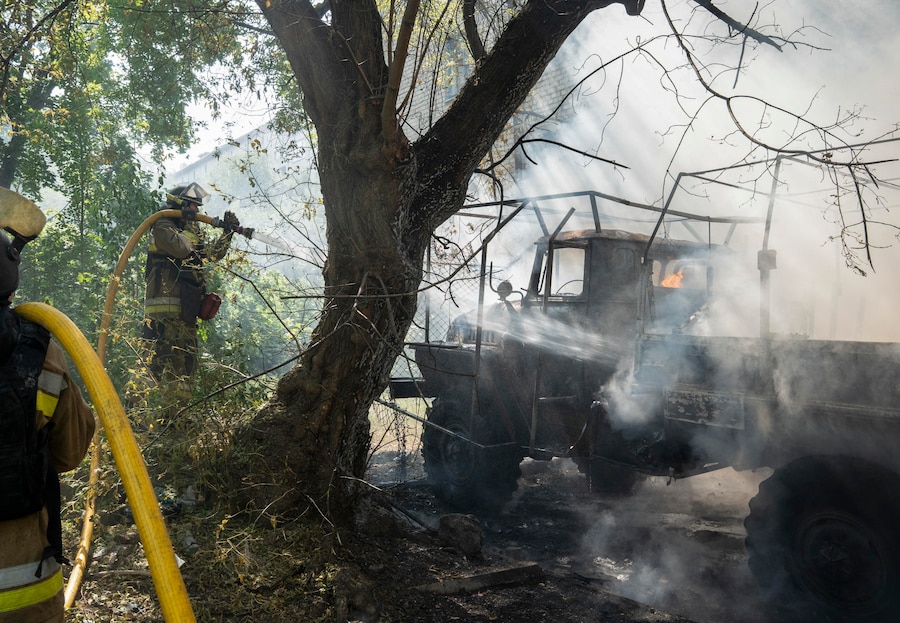 I soccorritori ucraini operano sul luogo di un recente attacco sferrato da un drone FPV russo dotato di fibra ottica, che ha provocato l'incendio di due auto a Sloviansk, nella regione di Donetsk. (EPA)