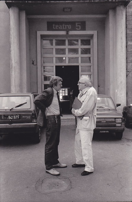 Con Federico Fellini al Teatro 5 di Cinecitta. Roma, 1986. Archivio Famiglia Scola