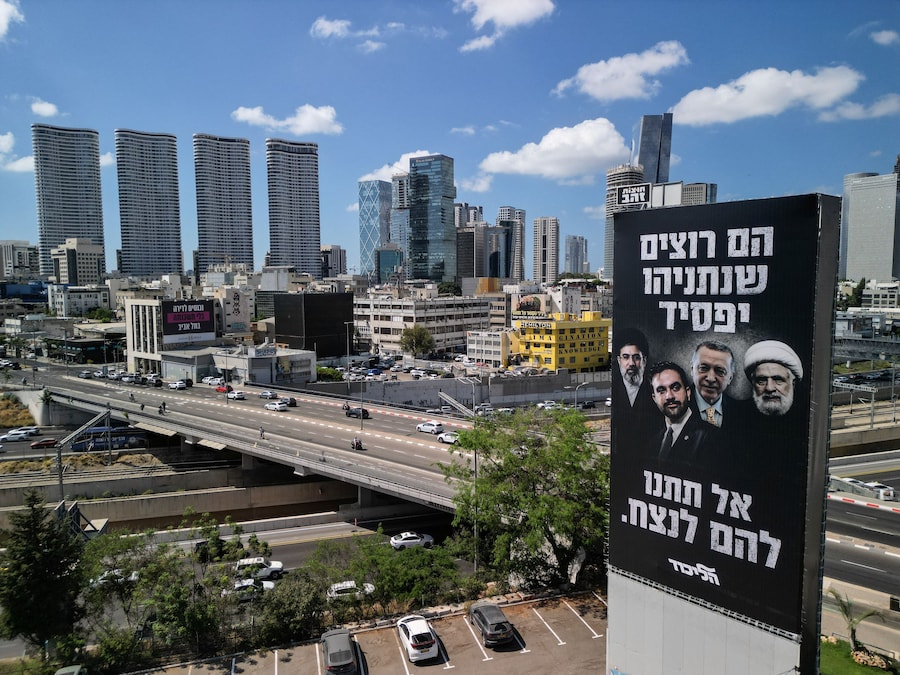 Una ripresa dall’alto, effettuata con un drone, di un cartellone elettorale del partito Likud di Benjamin Netanyahu raffigurante la Guida Suprema dell’Iran Mojtaba Khamenei, il sindaco di New York Zohran Mamdani, il presidente turco Tayyip Erdogan e il leader di Hezbollah Naim Qassem, con una scritta in ebraico che recita: “Vogliono che Netanyahu perda, non lasciate che vincano», a Tel Aviv, Israele. (REUTERS/Amir Cohen)