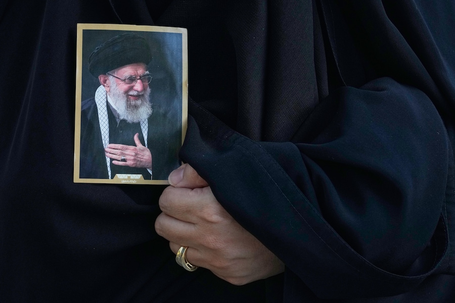 Una donna tiene in mano una foto del defunto Leader Supremo, l’Ayatollah Ali Khamenei, mentre i partecipanti al lutto arrivano per partecipare a una cerimonia in occasione dei 40 giorni dalla sua sepoltura presso la Grande Mosalla dell’Imam Khomeini a Teheran. (AP/Vahid Salemi/Associated Press/ LaPresse/APN)
