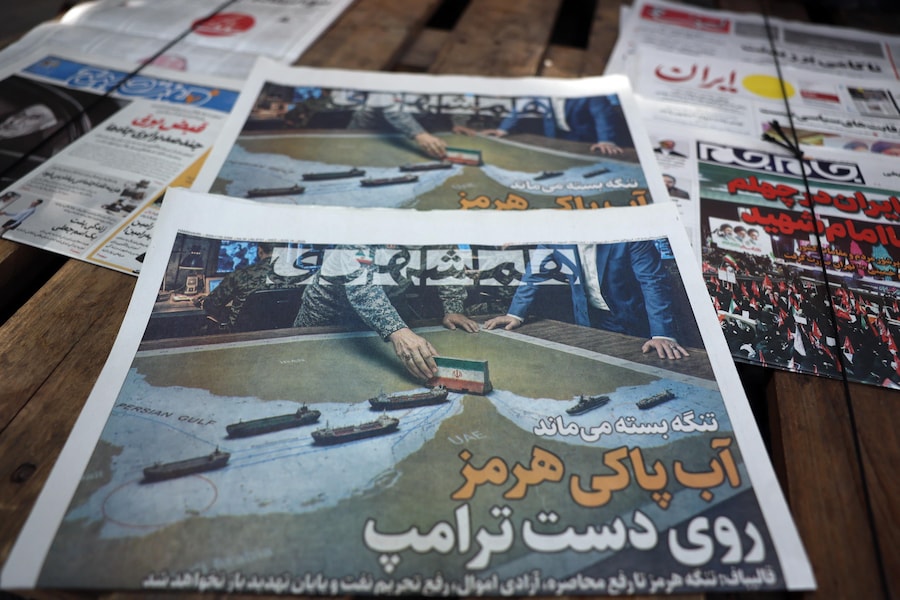 Esemplari del quotidiano iraniano Hamshahri con il titolo in persiano “Lo Stretto di Ormuz rimane chiuso” esposti all’esterno di un’edicola a Teheran. Il presidente del parlamento iraniano Mohammad Bagher Ghalibaf ha affermato che lo Stretto di Ormuz rimarrà chiuso fino a quando gli Stati Uniti non revoca il blocco e non pone fine alle sanzioni. (EPA/Abedin Taherkenareh)