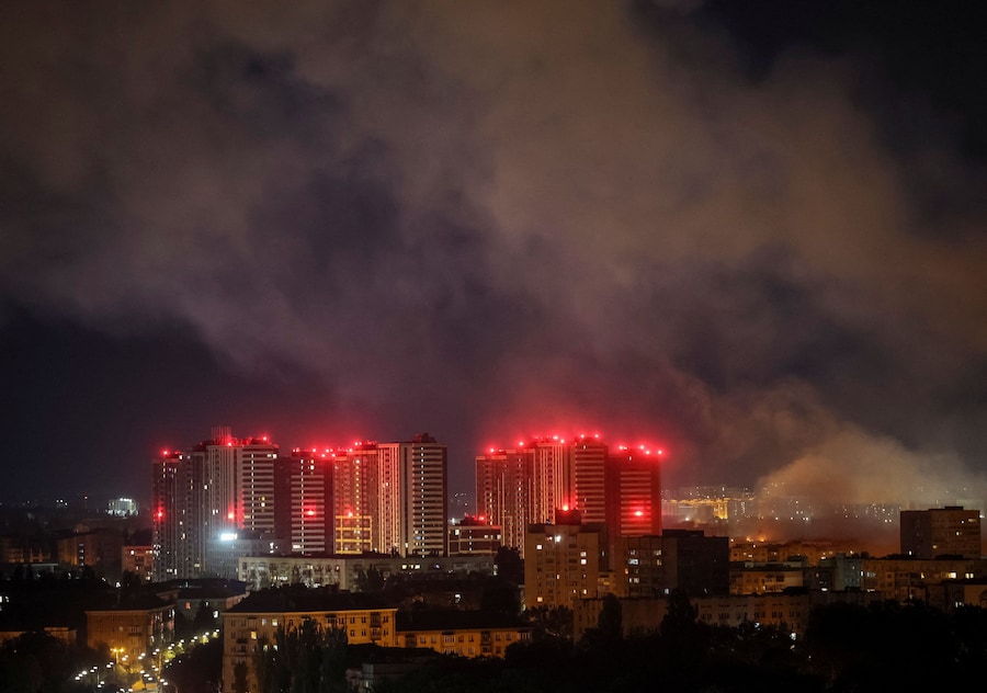Il fumo si alza sulla città durante un attacco missilistico russo, nel contesto dell'offensiva russa contro l'Ucraina, a Kiev. (REUTERS)