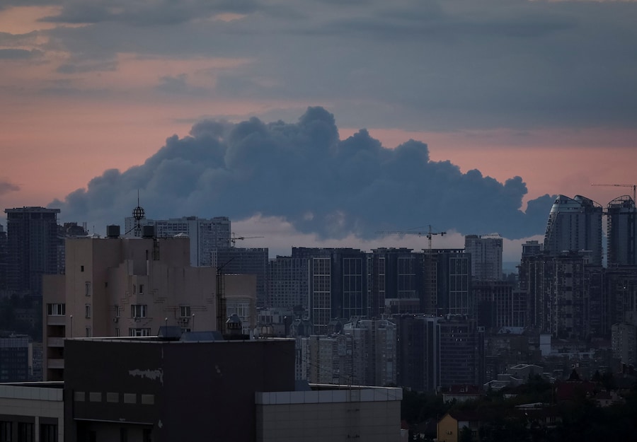Il fumo si alza sulla città durante un attacco missilistico russo, nel contesto dell'offensiva russa contro l'Ucraina, a Kiev. (REUTERS)