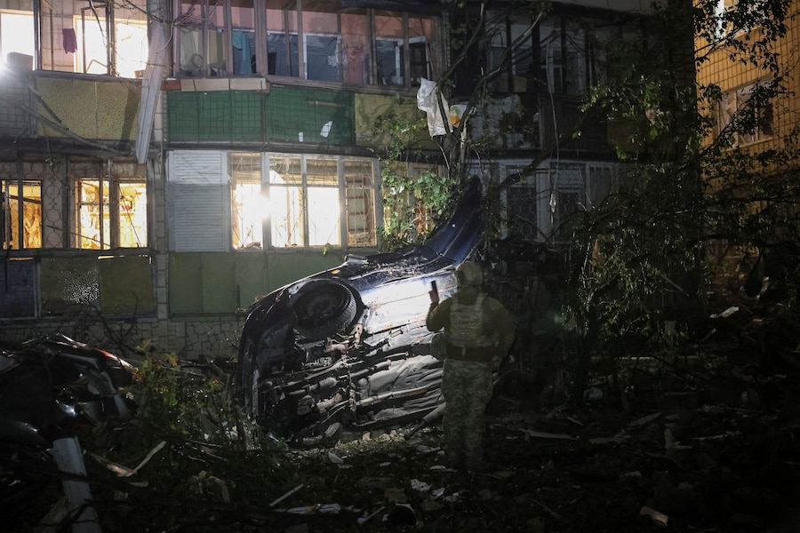 Un agente di polizia ispeziona il luogo in cui un condominio è stato colpito da un missile russo, nel contesto dell'attacco della Russia all'Ucraina, a Kiev. (REUTERS)