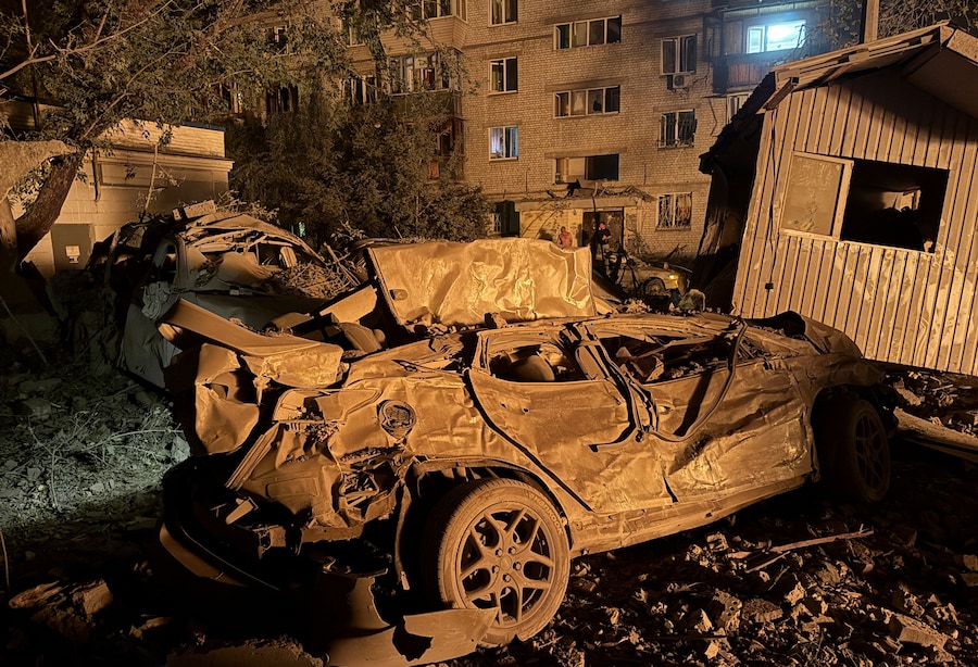 Auto danneggiate sul luogo di un condominio colpito da un missile russo, nel contesto dell'attacco della Russia all'Ucraina, a Kiev. (REUTERS)