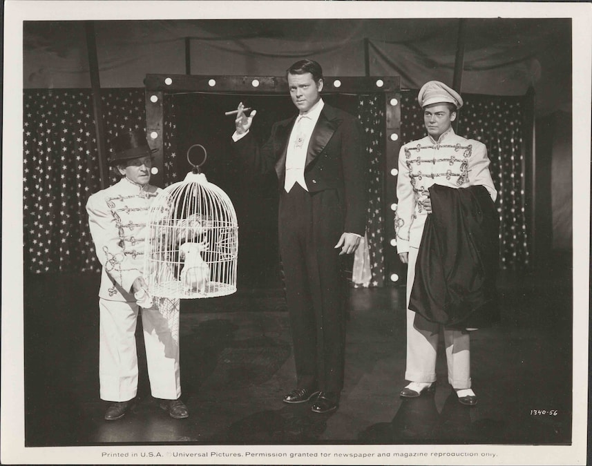 Orson Welles nelle vesti di mago per Hollywood Parade, Fotografia, 1944. Collezioni personali di Welles e Kodar. Collezione Archivi di Stato-Šibenik, Croazia