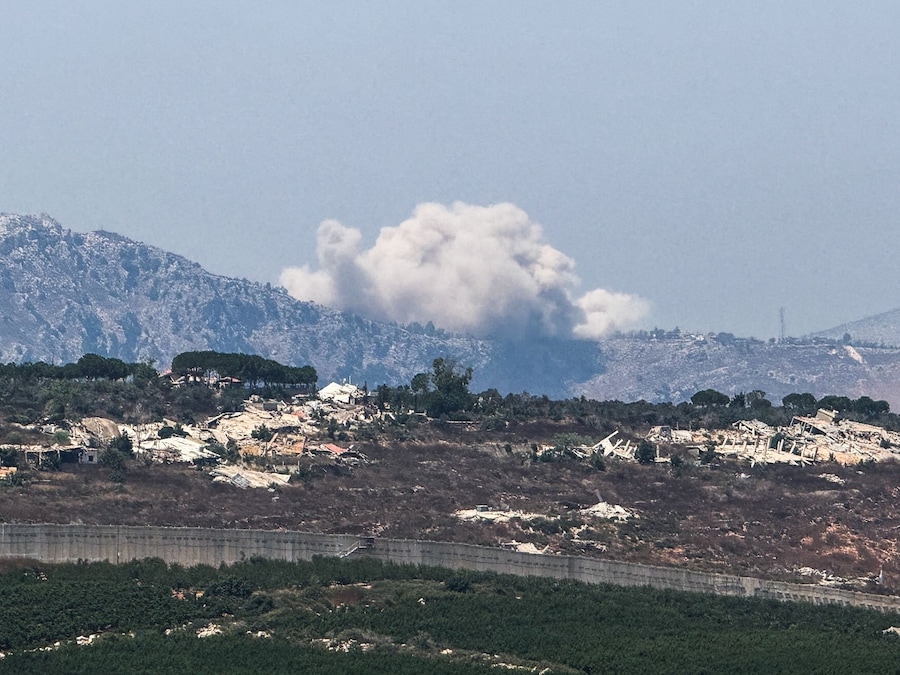 Il fumo si alza sul versante libanese, vicino al confine tra Israele e Libano, a seguito di un’esplosione, visto dal versante israeliano (REUTERS)