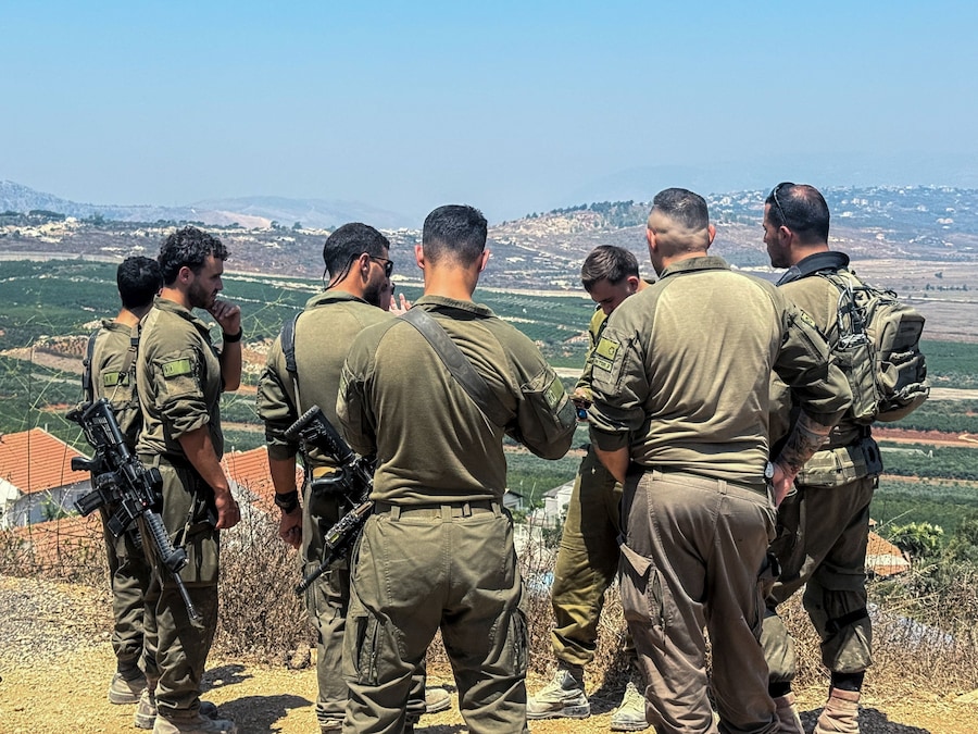 Soldati israeliani guardano verso il Libano da un punto panoramico al confine tra Israele e Libano (REUTERS)