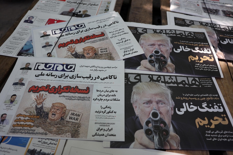 Quotidiani iraniani “Hamshahri” e “Jame-Jam” con una foto del presidente degli Stati Uniti Donald Trump e un titolo in persiano che recita: “La pistola scarica delle sanzioni”, in cui si riporta la nuova dura minaccia economica lanciata da Trump contro l’Iran, davanti a un’edicola a Teheran, in Iran (EPA)