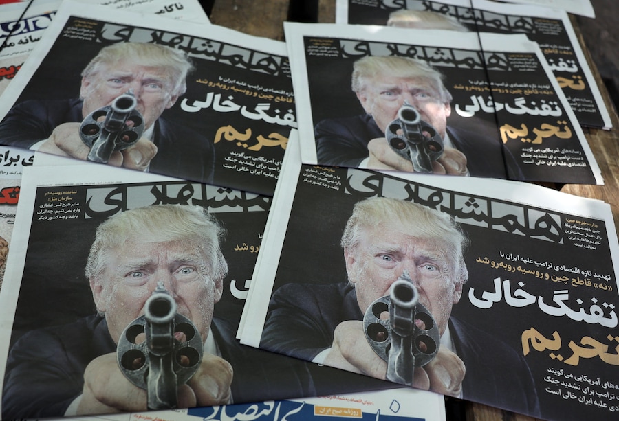 Qquotidiano iraniano Hamshahri con una foto del presidente degli Stati Uniti Donald Trump e un titolo in persiano che recita: “La pistola scarica delle sanzioni”, che riporta la nuova dura minaccia economica di Trump contro l’Iran, davanti a un’edicola a Teheran, in Iran (EPA)