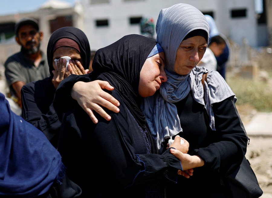 I palestinesi partecipano al funerale di 50 persone appartenenti a tre famiglie, uccise durante la guerra e i cui corpi sono stati recuperati di recente dalle macerie, nella città di Gaza (REUTERS)