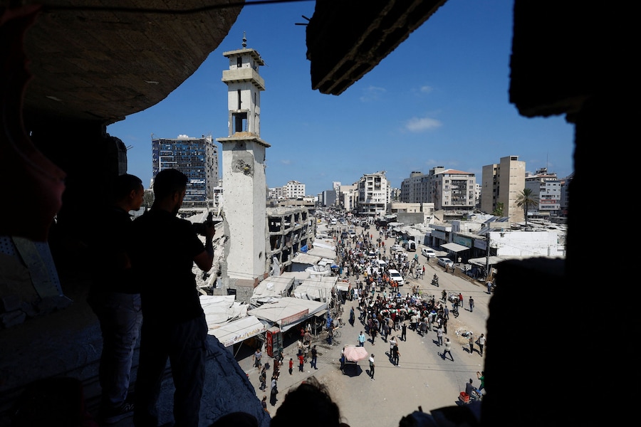 I palestinesi partecipano al funerale di 50 persone appartenenti a tre famiglie, uccise durante la guerra e i cui corpi sono stati recuperati di recente dalle macerie, nella città di Gaza (REUTERS)