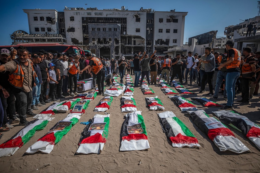 I palestinesi partecipano al funerale di 50 loro cari, i cui corpi sono stati recuperati dalle macerie degli edifici distrutti dai raid aerei israeliani del 2023, durante una cerimonia funebre collettiva nel cortile dell’ospedale Al-Shifa nella città di Gaza (EPA)