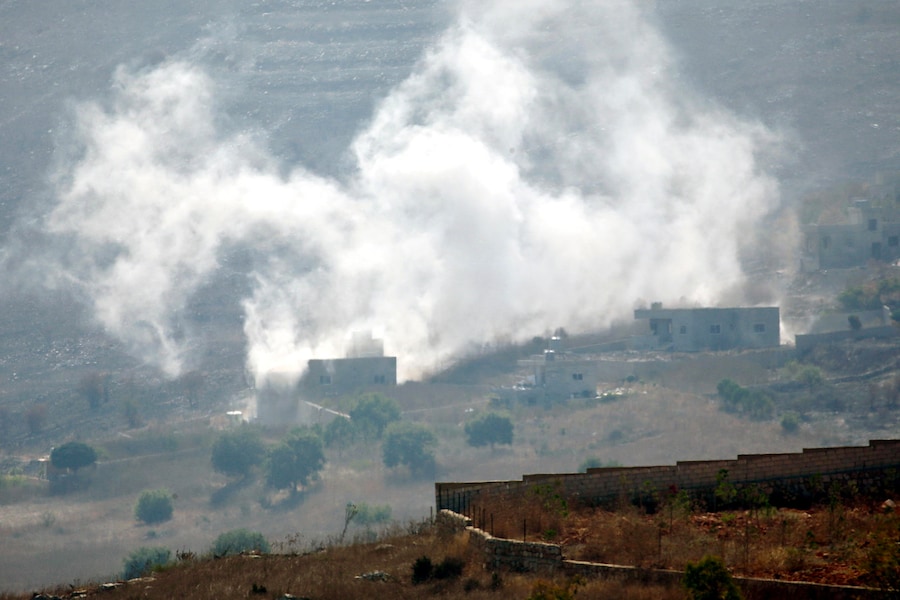 Il fumo si alza dopo che i carri armati israeliani hanno bombardato obiettivi nel comune di Meiss al-Jabal, come si vede dal villaggio di Chaqra, nel Libano meridionale (EPA)