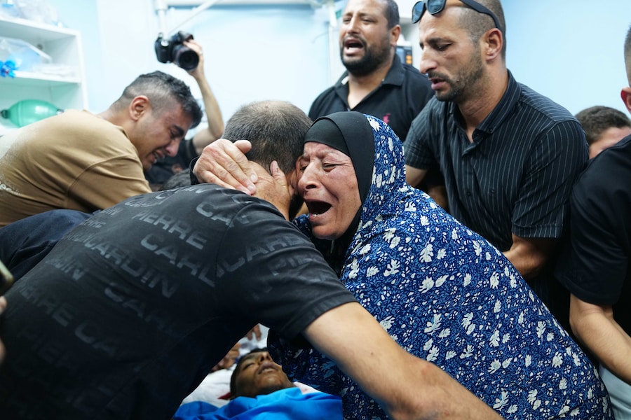 I familiari del diciassettenne palestinese Karim Shalaldeh piangono sulla sua salma in un ospedale della città di Hebron, in Cisgiordania (APN)