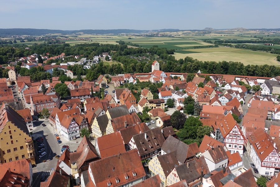 Dal campanile di Noerdlingen, la città e la cinta muraria