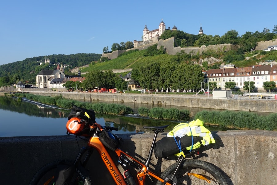 Wuerzburg, la fortezza di Marienburg e il vecchio ponte sul fiume Meno