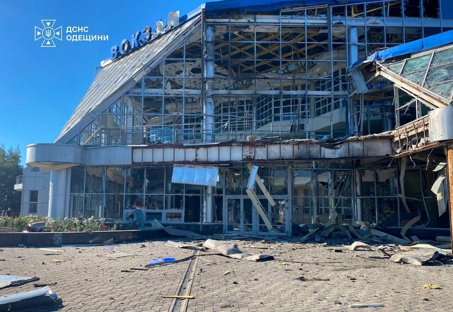 Un edificio della stazione ferroviaria danneggiato durante gli attacchi notturni con droni e missili russi nella città di Rozdilna nella regione di Odessa, Ucraina (via REUTERS)