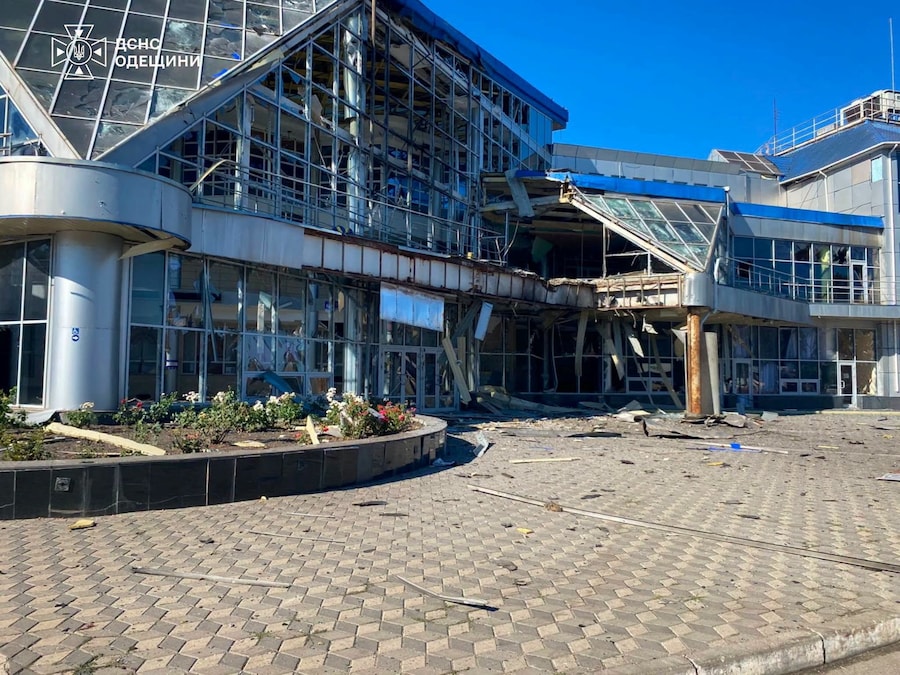 Un edificio della stazione ferroviaria danneggiato durante gli attacchi notturni con droni e missili russi nella città di Rozdilna nella regione di Odessa, Ucraina (via REUTERS)