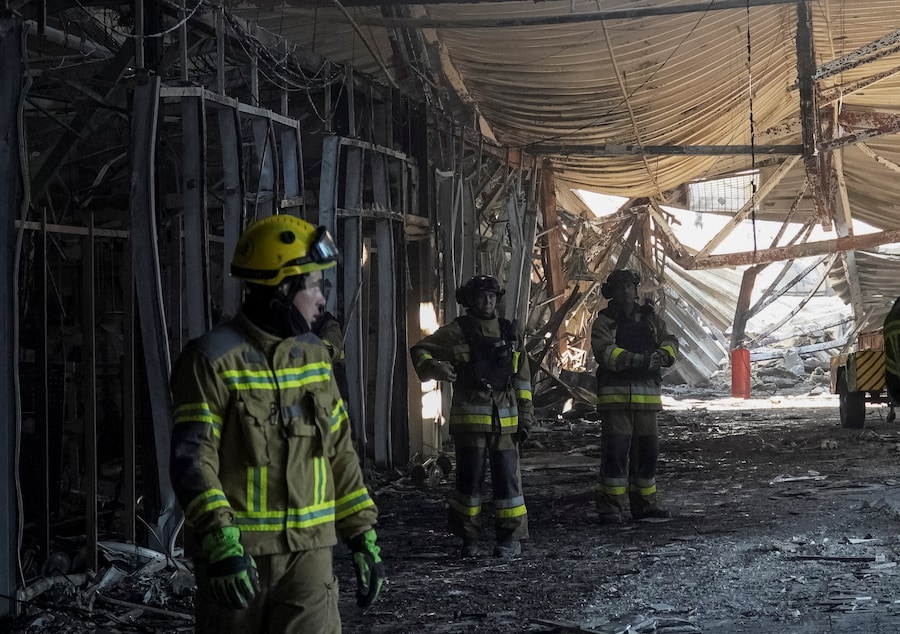 I soccorritori sono all'opera sul luogo di un centro commerciale distrutto dall'attacco con droni russi nella città di Kryvyi Rih, nella regione di Dnipropetrovsk, Ucraina (REUTERS)