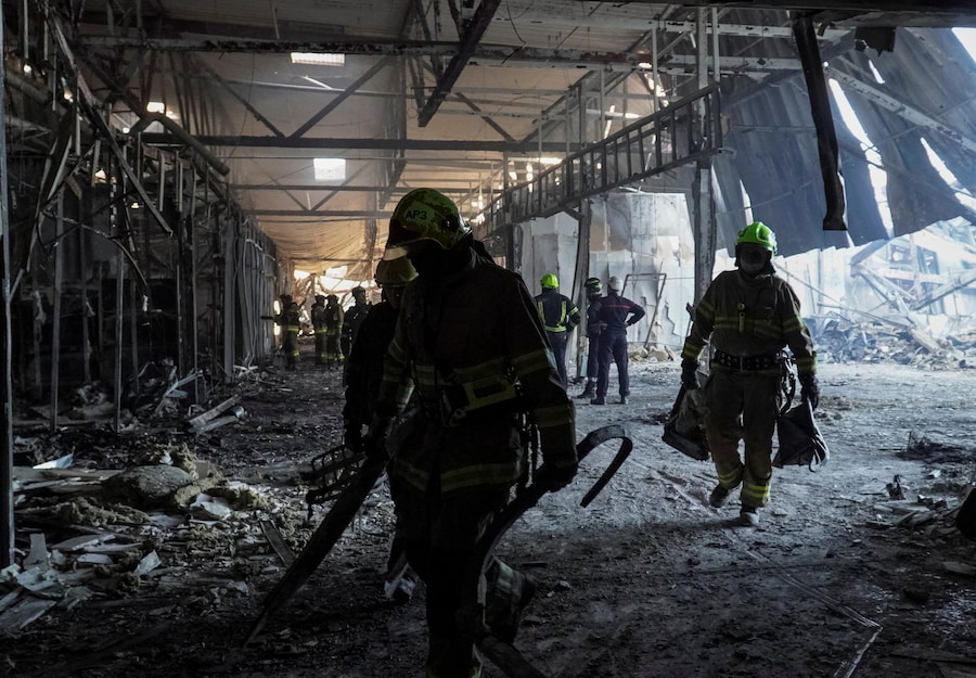 I soccorritori sono all’opera sul luogo di un centro commerciale distrutto dall’attacco con droni russi nella città di Kryvyi Rih, nella regione di Dnipropetrovsk, in Ucraina (REUTERS)