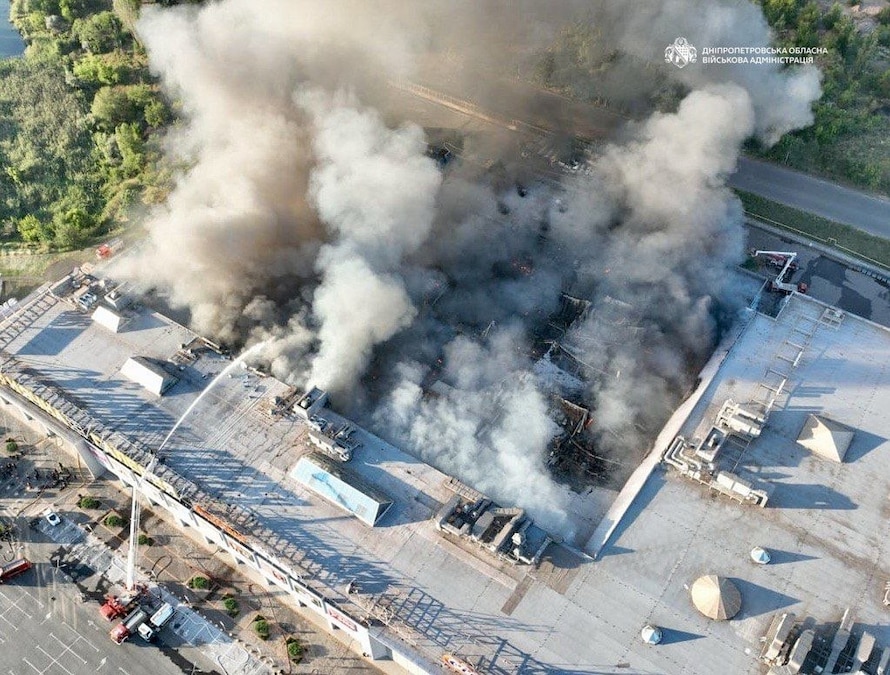 In questa foto fornita dall’amministrazione militare ucraina, i vigili del fuoco intervengono per domare un incendio divampato in un centro commerciale a seguito di un attacco con droni russi a Kryvyi Rih, in Ucraina (APN)